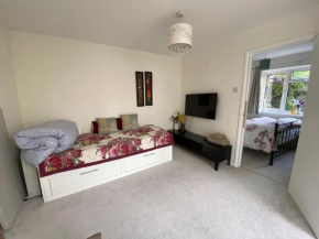 Cosy 1 bedroom Apartment with Kitchenette and Private Access in Guildford - suitable for 4 adults or a family of 4 - no pets please!!!